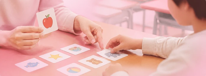 教室で英語カードゲームをする子どもの手元