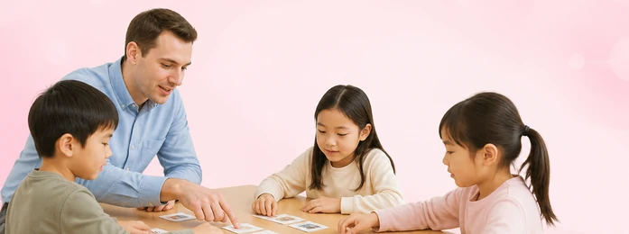 教室で英語カードゲームをする子どもの手元