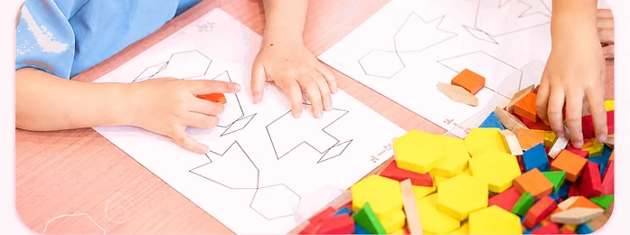 机で教材に取り組む子どもの手元