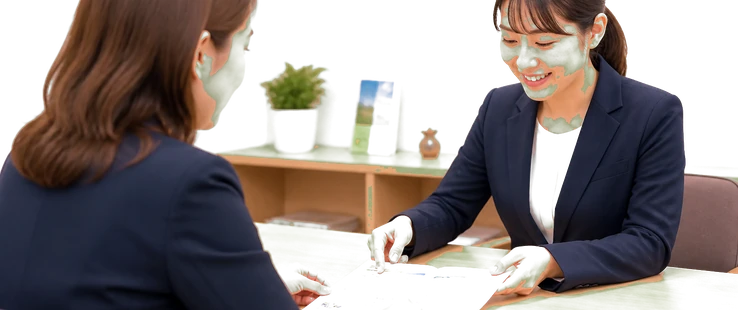 面談の机で保護者とスタッフが資料を見ている手元