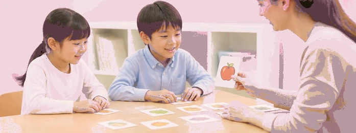 教室で英語カードゲームをする子どもの手元