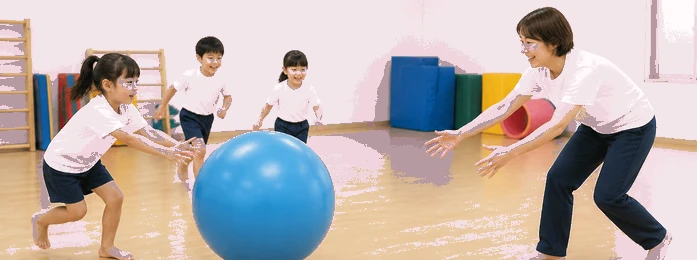 教室で英語カードゲームをする子どもの手元