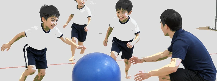 教室で英語カードゲームをする子どもの手元