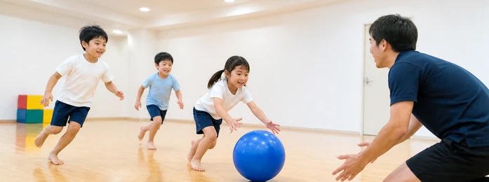 教室で英語カードゲームをする子どもの手元