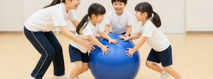 教室で英語カードゲームをする子どもの手元
