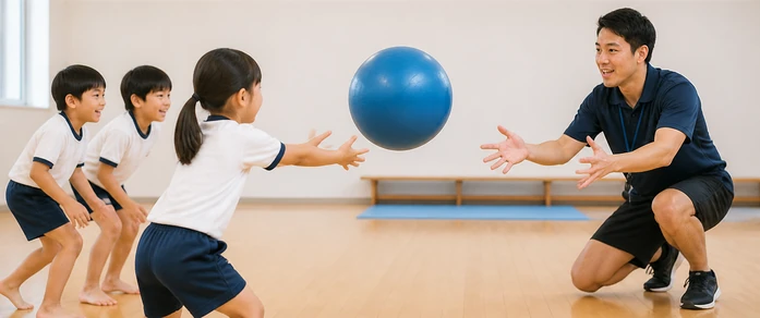 教室で英語カードゲームをする子どもの手元