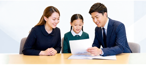 面談の机で保護者とスタッフが資料を見ている手元