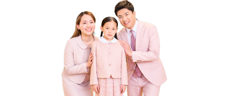 子どもを中央に大人が笑顔で寄り添う様子