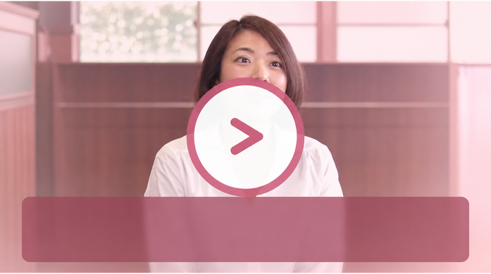 保護者声 / 通学体験 / 楽しく通うお子さま / 英語で答える姿に成長を感じた保護者インタビュー紹介映像へ / 日常で英語を意識する様子も / 英語好き / 成長実感 / 再生